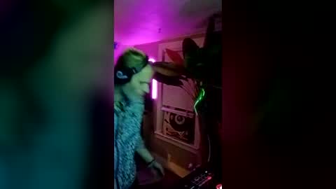 SeanPatrick online show from June 18, 4:56 am