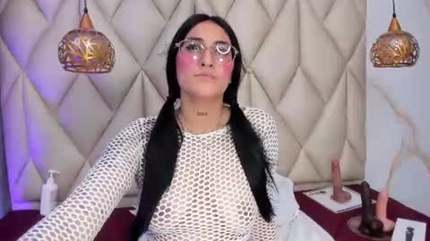 ibbie_ online show from August 4, 5:32 pm