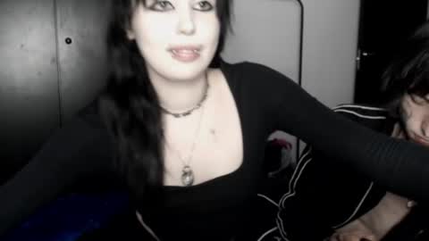 iiiiiiis online show from August 4, 8:06 pm