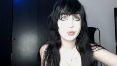 iiiiiiis online show from August 6, 5:23 pm