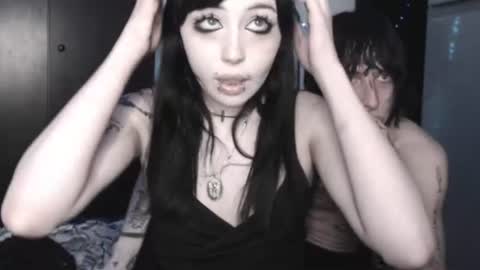 iiiiiiis online show from August 15, 12:47 am