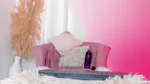 Mia online show from August 3, 3:19 pm