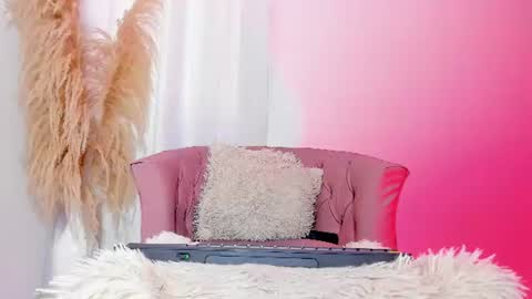 Mia online show from August 14, 1:15 pm