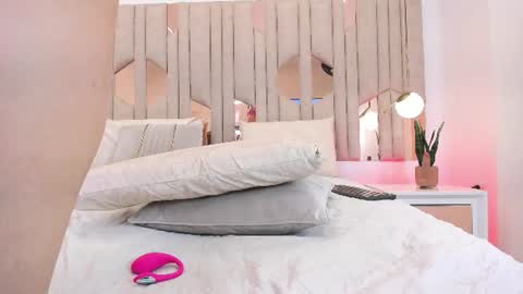im_ariana_ online show from August 12, 11:07 pm