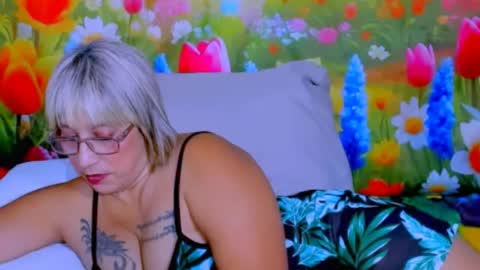 indianroxy27 online show from August 8, 11:10 am
