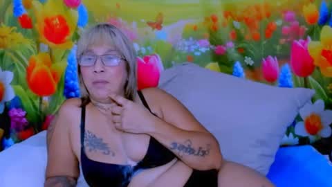 indianroxy27 online show from August 12, 9:22 am