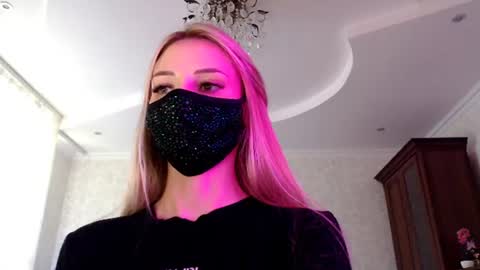 Lily online show from August 5, 1:09 pm
