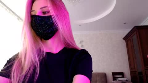 Lily online show from August 8, 1:00 pm