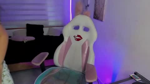 isa_bonny_ online show from August 13, 12:30 pm