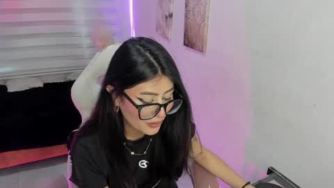 isa_bonny_ online show from August 15, 5:17 pm