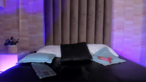 isaac_grey_ online show from August 8, 3:28 am