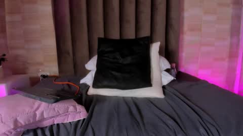 isaac_grey_ online show from August 9, 8:15 am
