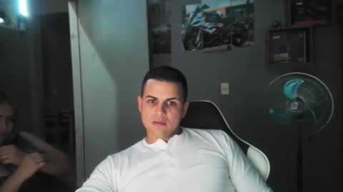 isaax_daniel32 online show from April 13, 3:31 am