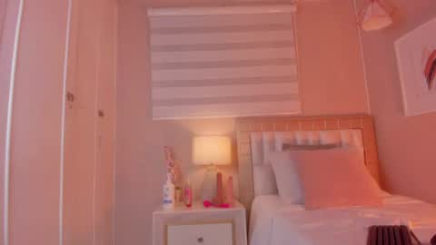 isabela__x online show from August 3, 12:01 pm