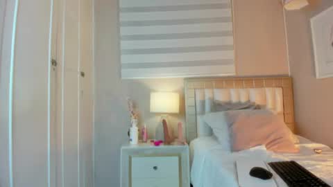 isabela__x online show from August 7, 11:32 am