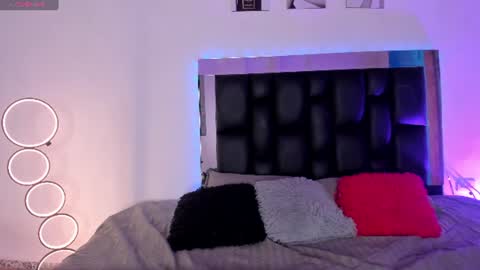 Isabella Moon9 online show from August 11, 12:40 pm