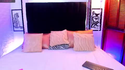 Isabella Your Queen  online show from August 8, 2:33 am