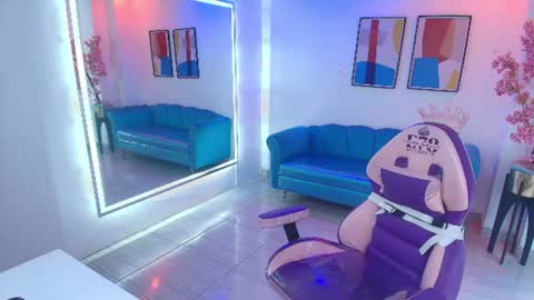 Isabella  online show from August 4, 7:33 pm