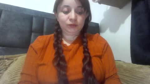 isabellaa_hills_ online show from August 14, 6:50 am