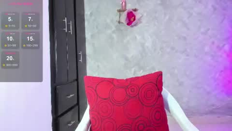 Instagram soybella01  online show from July 25, 5:17 pm