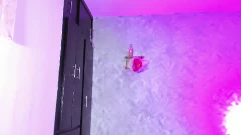 Instagram soybella01  online show from August 11, 9:39 pm