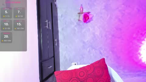 Instagram soybella01  online show from August 15, 5:39 pm