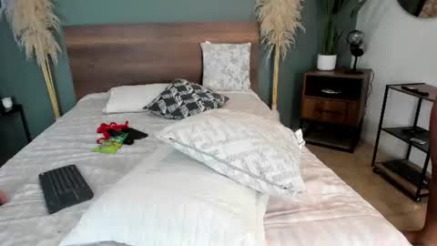 Isabella Reina online show from August 7, 12:54 am