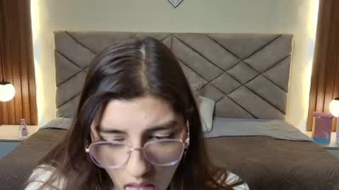 ISIS ROSEE online show from August 7, 8:09 pm