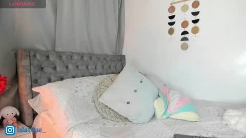 Isla Blue online show from August 10, 1:51 am