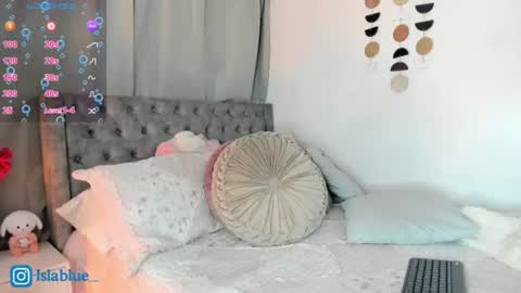 Isla Blue online show from August 17, 11:10 pm