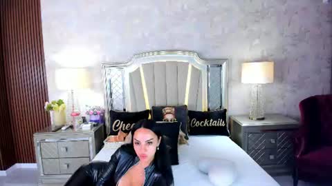 issadorra online show from August 18, 6:52 am