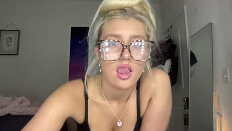 itsaddixo_ online show from September 10, 11:59 pm