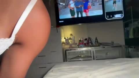 Izzy online show from August 18, 3:23 am