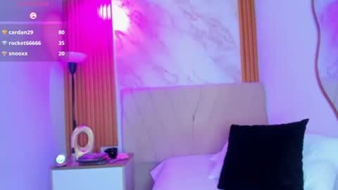 j_belle_ online show from August 15, 7:56 am