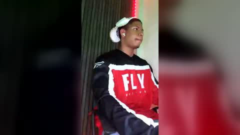 j_erick_ online show from August 3, 9:22 pm