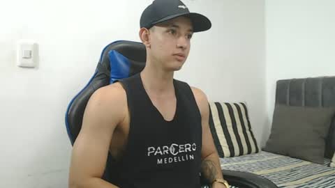 Hi guys im new 3 online show from August 6, 10:31 pm