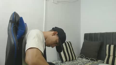 Hi guys im new 3 online show from August 6, 11:37 pm