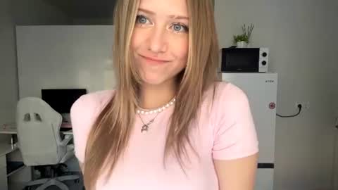 Zoe online show from August 7, 3:45 pm