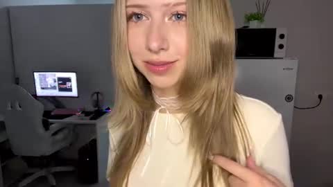 Zoe online show from August 14, 7:50 pm