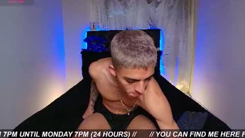 james1lee_ online show from August 6, 9:52 am