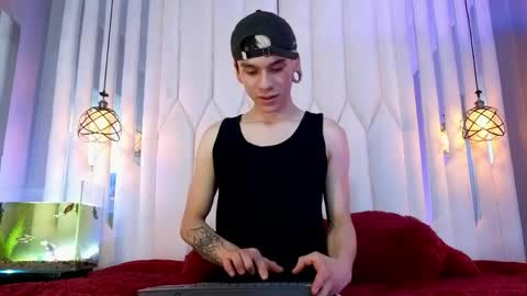 james_adamss_ online show from April 29, 4:04 am