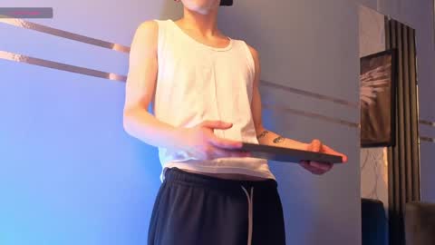 james_adamss_ online show from May 1, 12:03 am