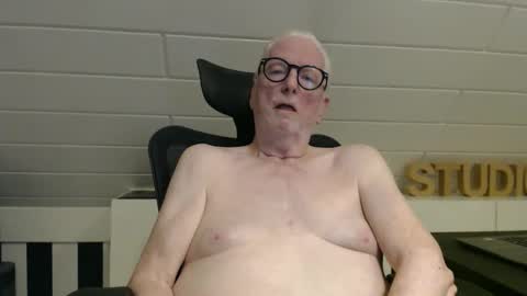 JamesGreyhound70 online show from March 22, 11:53 pm