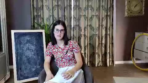 Mia online show from August 14, 10:52 am