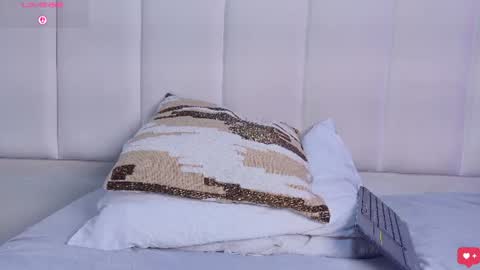 janettejones_ online show from August 15, 5:22 am