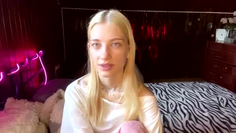 Elsa online show from August 2, 8:10 am