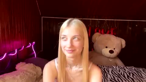 Elsa online show from August 4, 1:52 pm