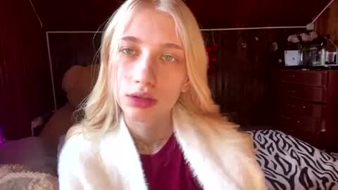 Elsa online show from August 15, 1:37 pm