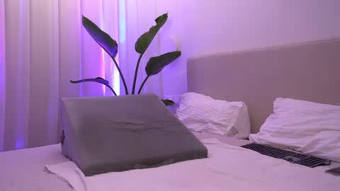 JayJayPink online show from August 12, 6:10 pm