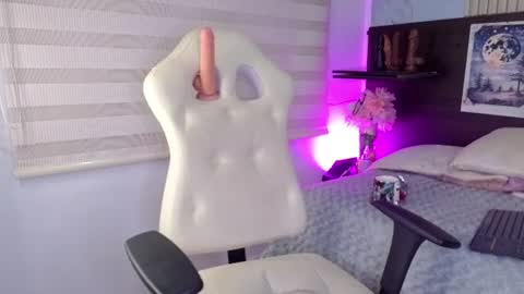 jazmin_as_ online show from August 4, 2:08 am